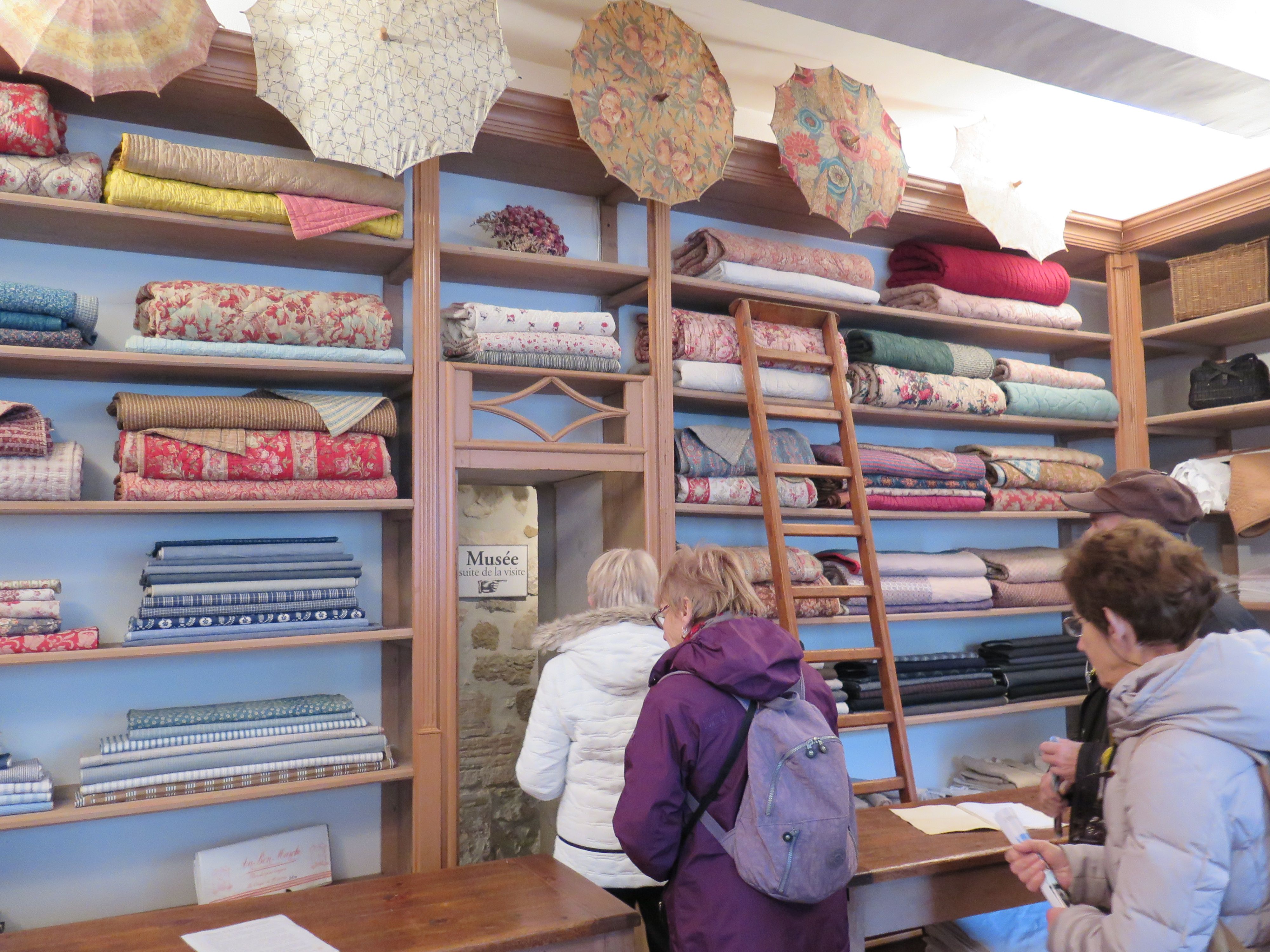 Musée du Costume Comtadin de Pernes Les Fontaines-village provençal du Vaucluse- Chambres d’hôtes La Nesquiere