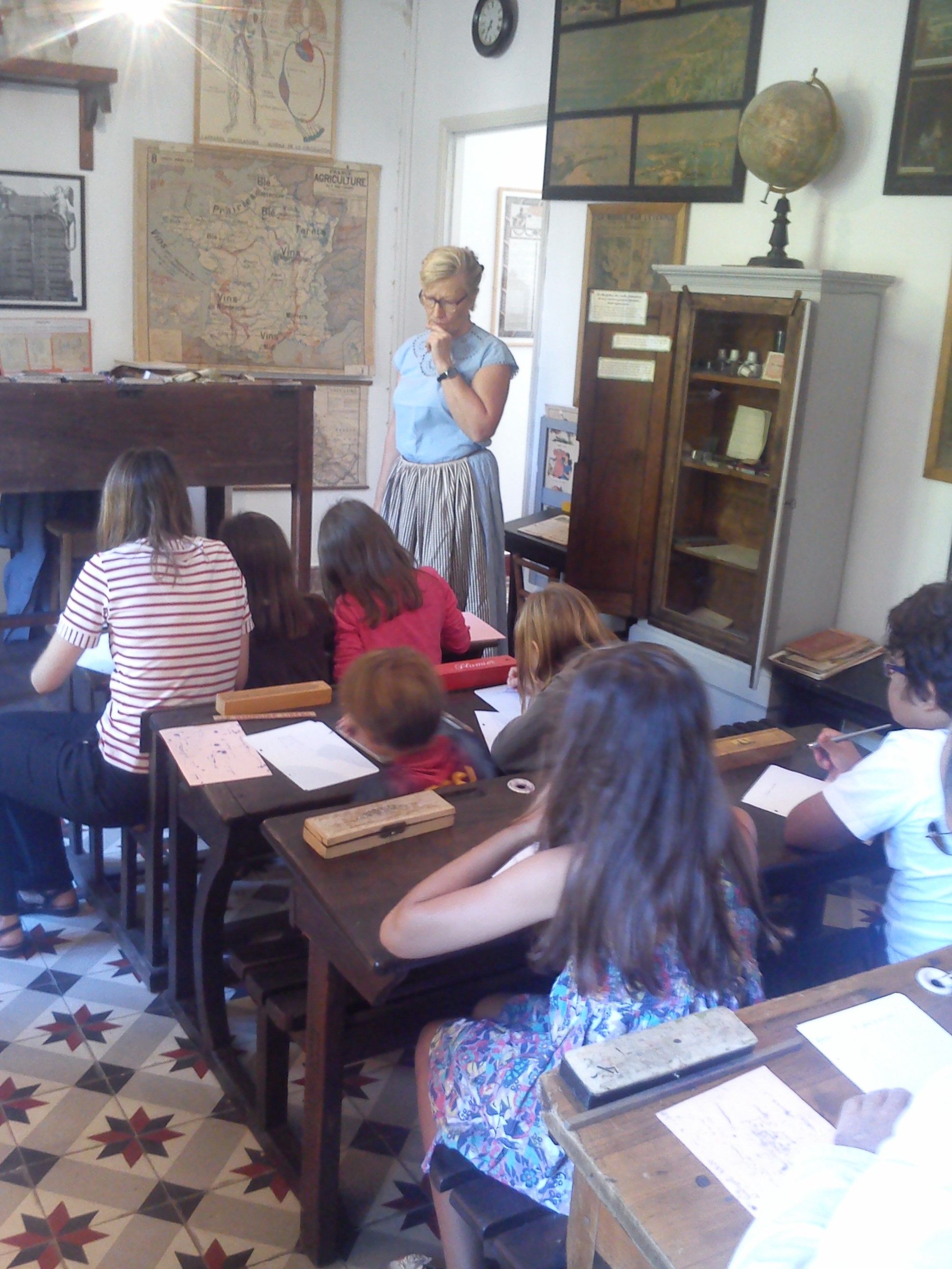 Musée de la Vieille école aux Valayans de Pernes Les Fontaines-village provençal du Vaucluse- Chambres d’hôtes La Nesquiere