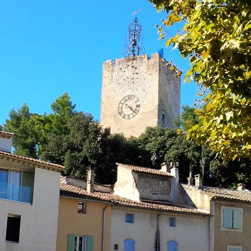 Tour de l’horloge de Pernes les Fontaines-village provençal du Vaucluse- Chambres d’hôtes La Nesquiere