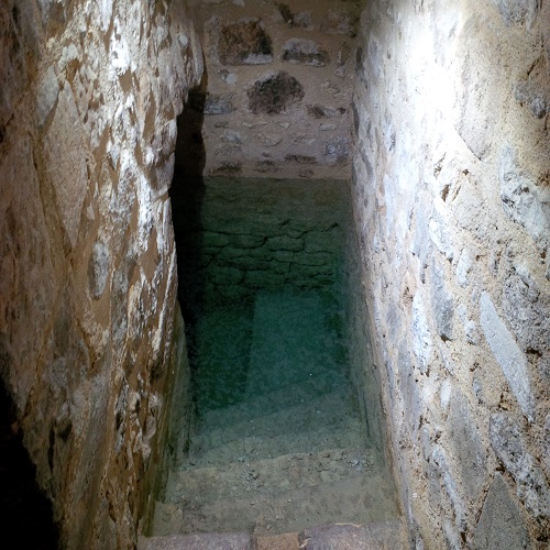 Bains juifs de Pernes Les Fontaines-village provençal du Vaucluse- Chambres d’hôtes La Nesquiere