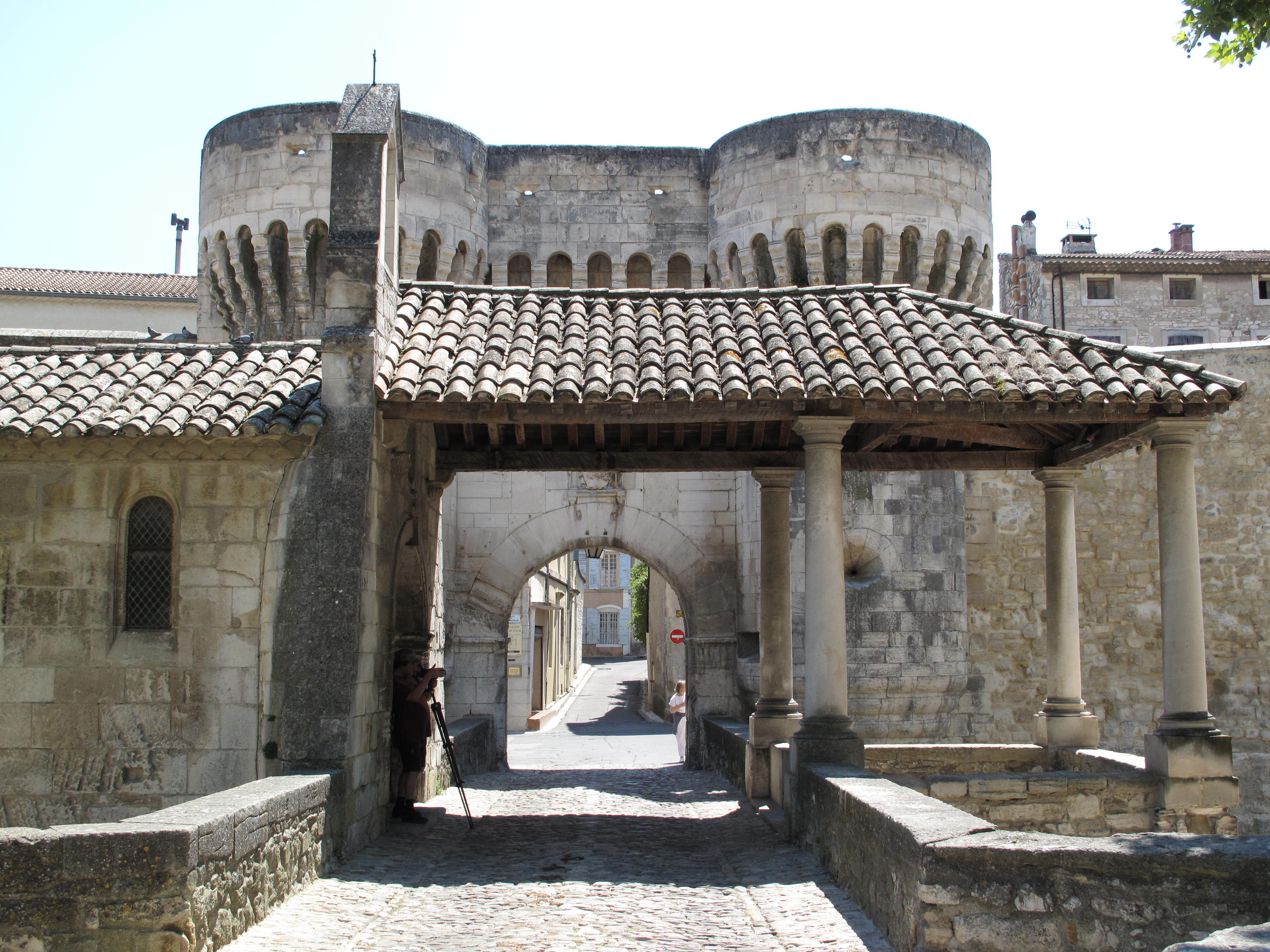 Porte Notre Dame de Pernes Les Fontaines-village provençal du Vaucluse- Chambres d’hôtes La Nesquiere